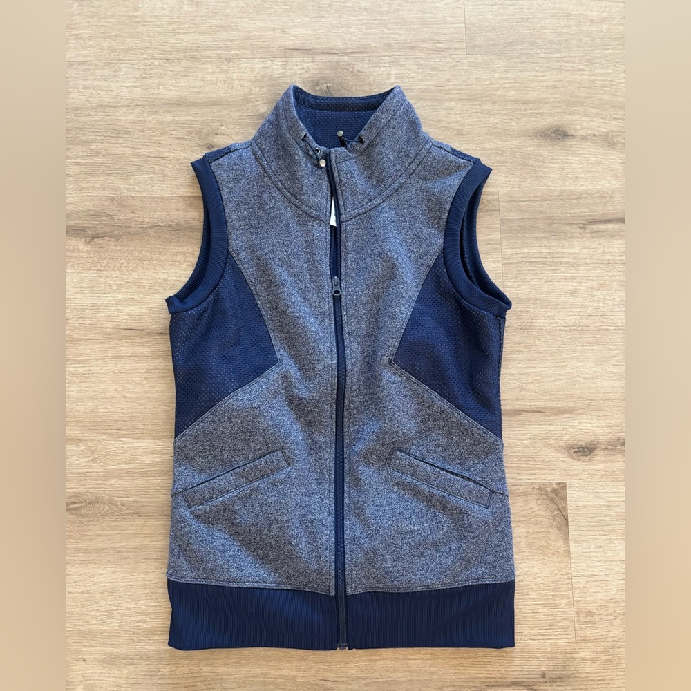 Small Uniquely by Lorna Jane activewear zip up vest